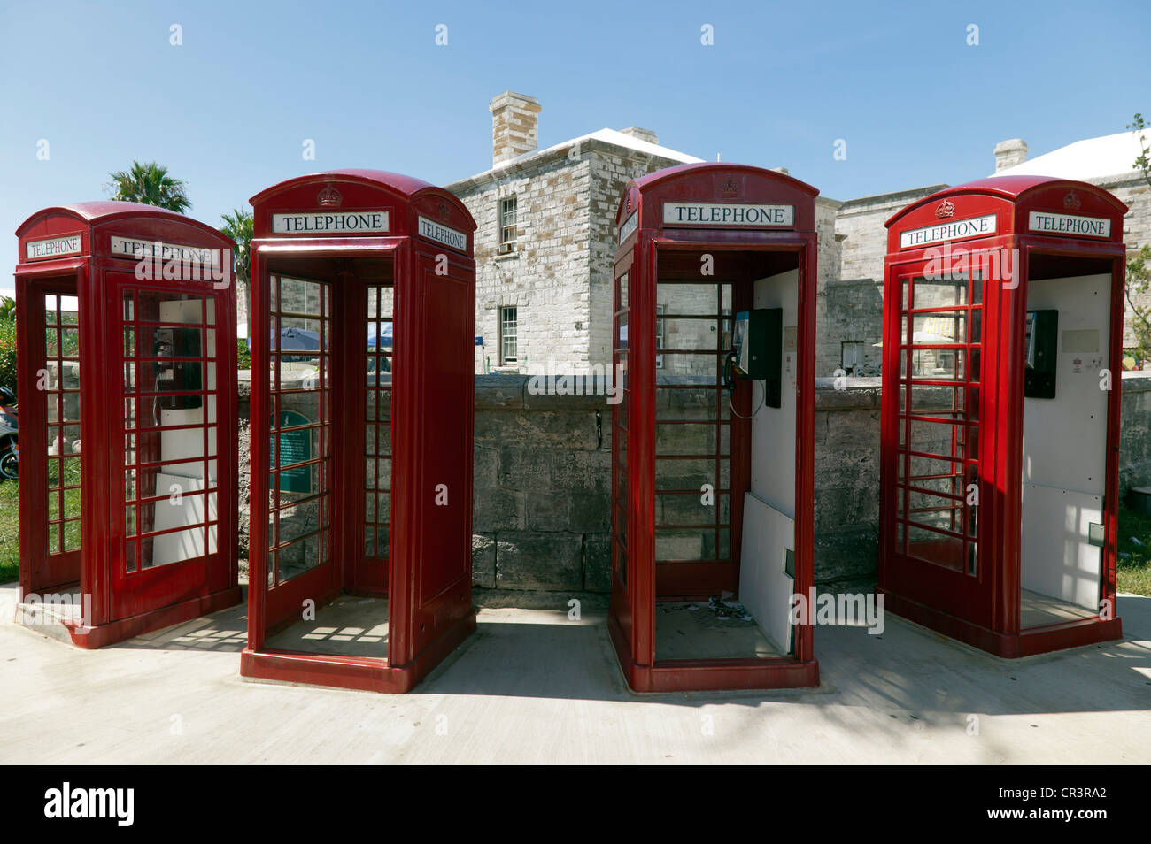 Vier altmodische britischen Stil Telefonzellen außerhalb der alten Bevorratung Hof, Royal Naval Dockyard, Bermuda Stockfoto