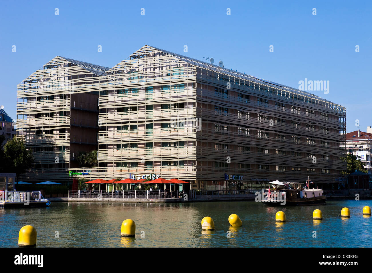 Frankreich, Paris, Bassin De La Villette, ehemaliger General Stores umgewandelt in eine Jugendherberge, Restaurant und Holiday Inn Express Stockfoto