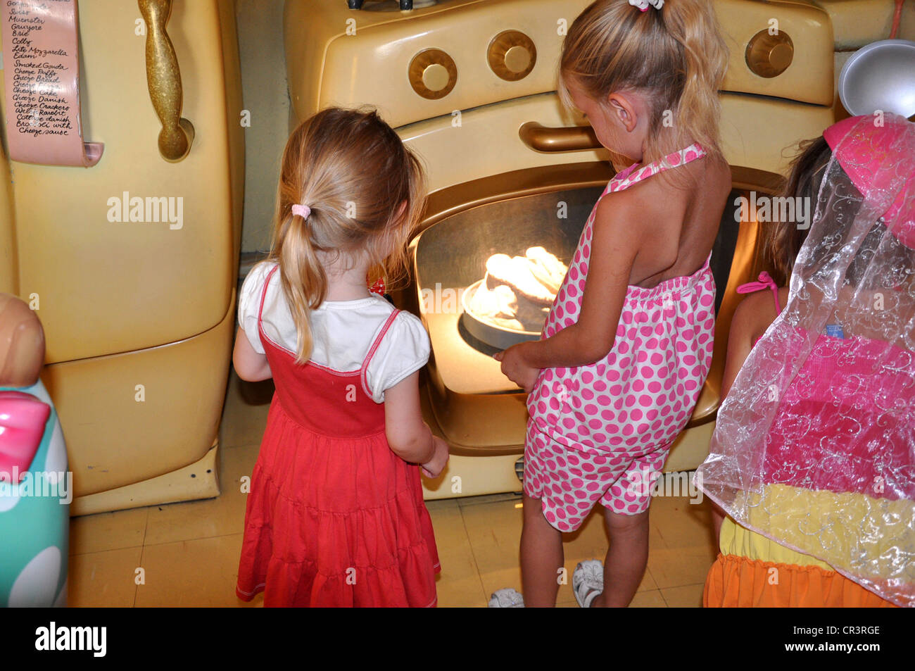 Kleine Mädchen genießen Minnie Mouse Küche voll von verrückten Spaß im  Disneyland, Anaheim, Kalifornien Stockfotografie - Alamy