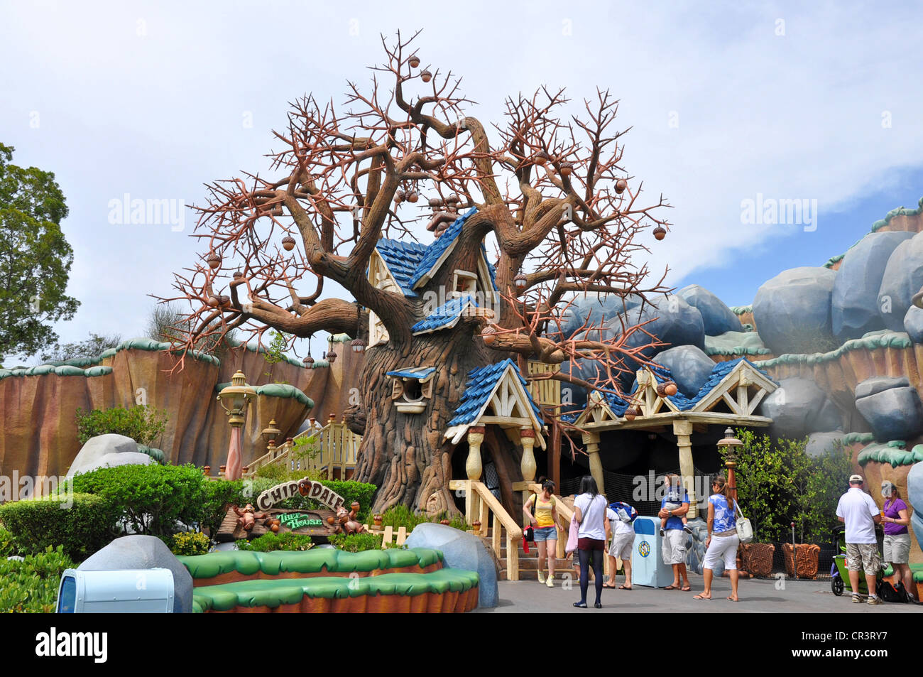 Familien genießen Chip 'n Dale's Tree House in Mickey's Toontown, Disneyland, Anaheim, Kalifornien, USA Stockfoto