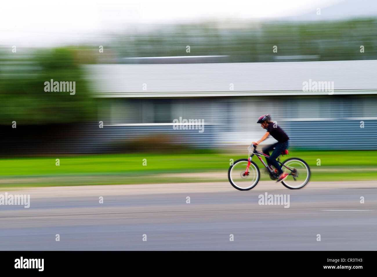 Unschärfe Bewegung Foto eines jungen mit seinem Fahrrad in der kleinen Stadt von Salida, Colorado, USA Stockfoto