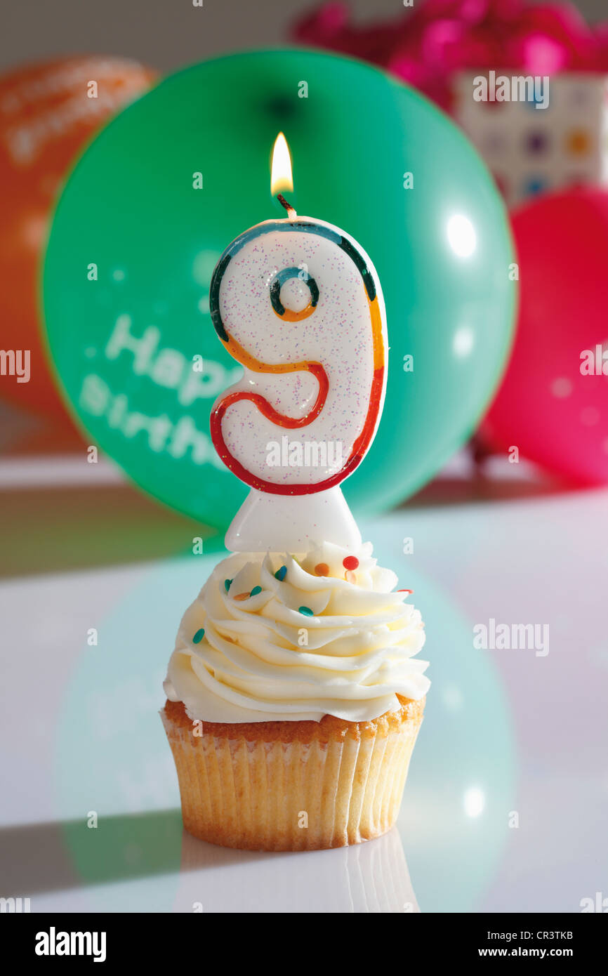 Cupcake mit Vanille-Buttercreme und eine brennende Kerze, 9. Geburtstag ...