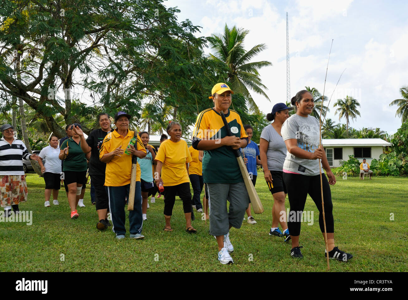 Die Wimper Team nehmen das Feld für eine Partie Kilikiki, aka Cricket Nuie Stil, wie zwei Frauen Team antreten.  Nuie, Pazifik Stockfoto