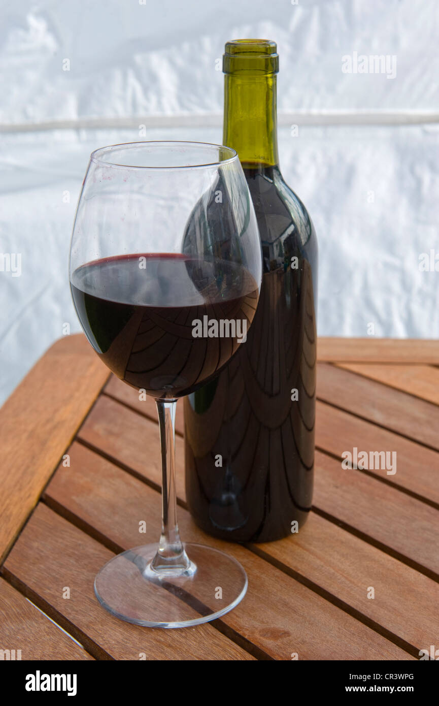 Rotwein im Glas und Flasche Stockfoto