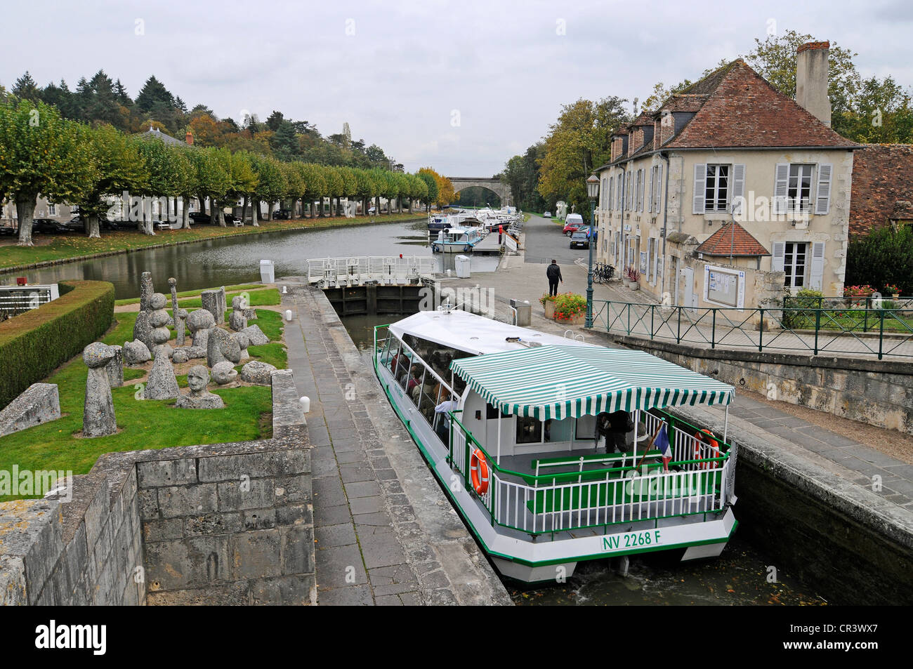 Schiff in der Schleuse, Canal Latéral À la Loire, Loire-Seitenkanal, Briare, Loiret, Centre, Frankreich, Europa, PublicGround Stockfoto