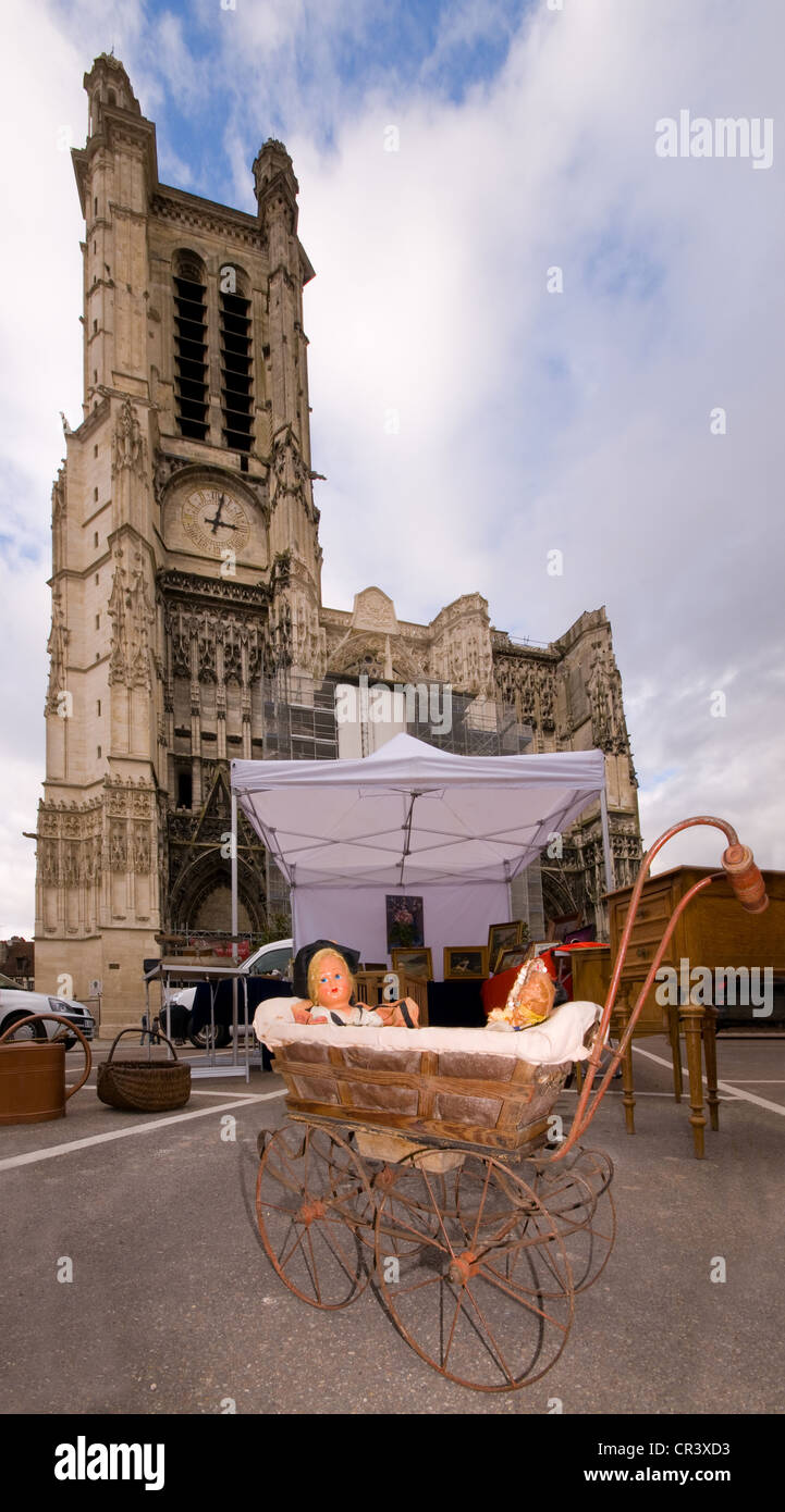Troyes Kathedrale Frankreich antike Puppen Kinderwagen Markt Vordergrund römisch-katholische Kathedrale "Saint-Pierre-et-Saint-Paul" Stockfoto