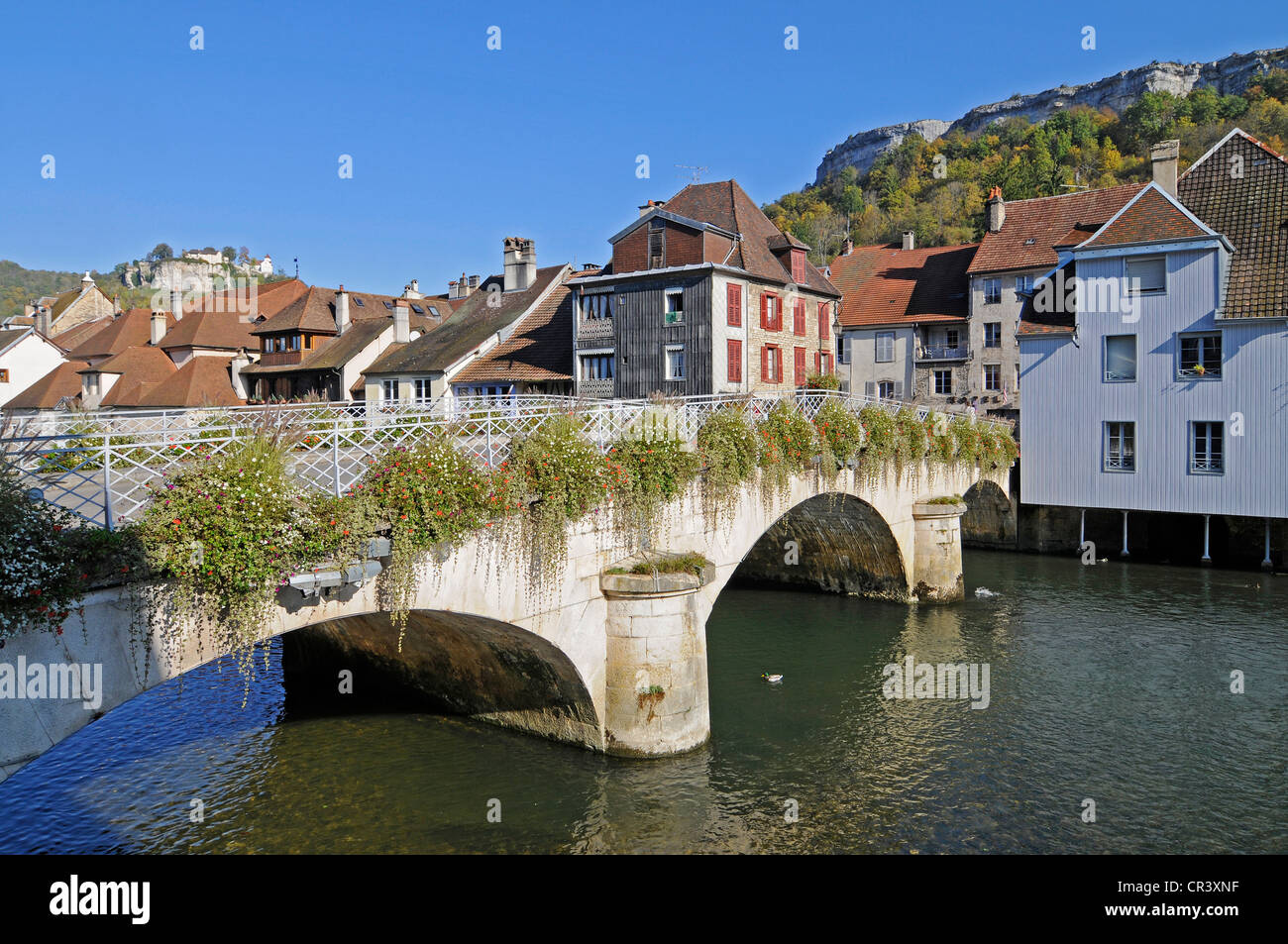 Brücke über den Fluss Loue, geschmückt mit Blumen, Dorf, Ornans, Besancon, Departement Doubs, Franche, Frankreich Stockfoto