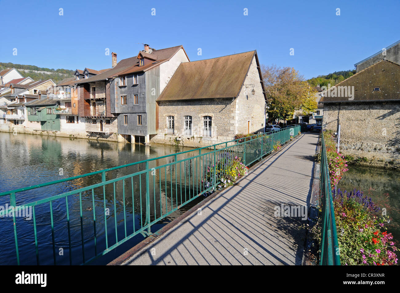 Fußgängerbrücke, Loue Fluss, Dorf, Ornans, Besancon, Departement Doubs, Franche, Frankreich, Europa, PublicGround Stockfoto