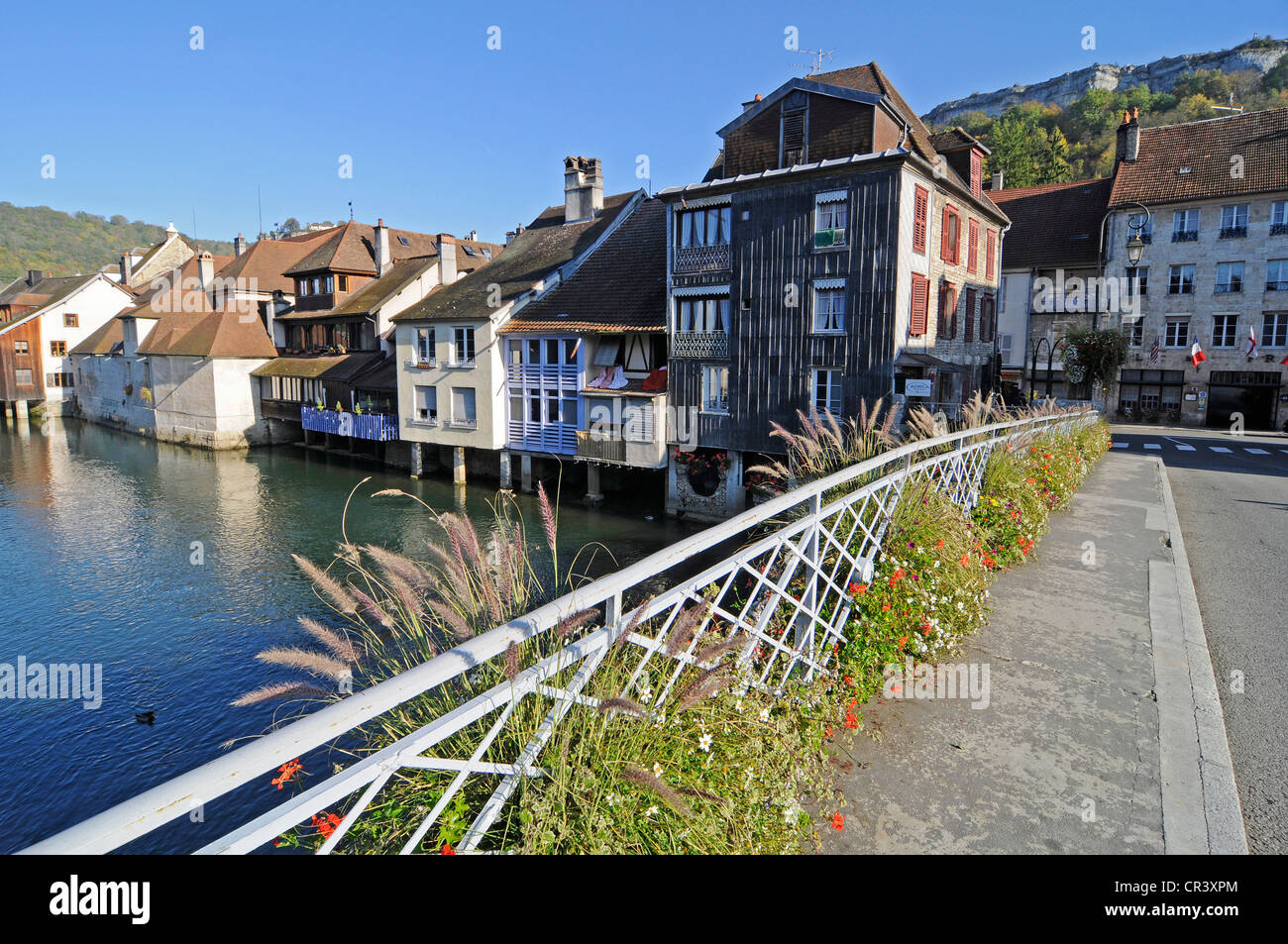 Blumen, Brücke über den Fluss Loue Dorf, Ornans, Besancon, Departement Doubs Franche, Frankreich Stockfoto