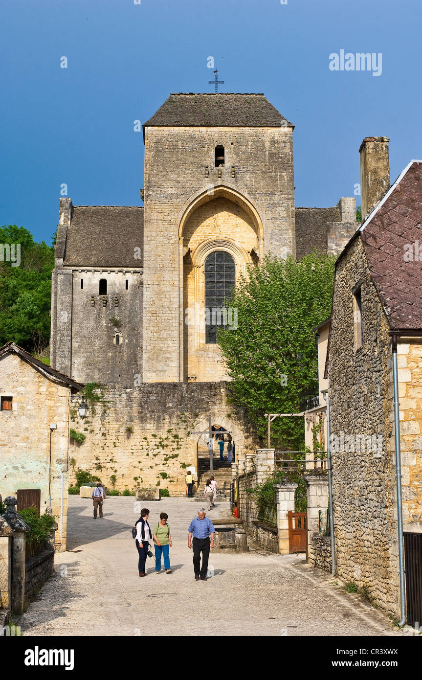 Frankreich, Dordogne, Perigord Noir, Saint-Amand-de-Coly, gekennzeichnet Les Plus Beaux Dörfer de France, Wehrkirche in der Stockfoto