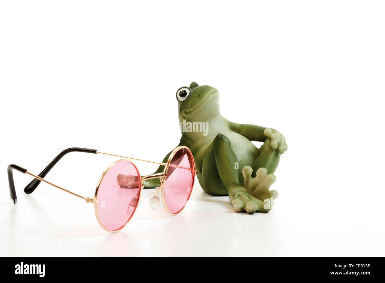 Grüner Frosch saß ein paar rosa Sonnenbrille Stockfoto