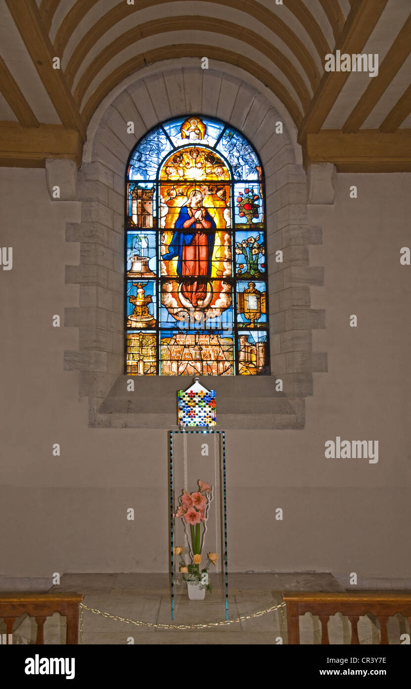 Glasfenster der Jungfrau Maria mit moderner Kunst Farbglas Cube Troyes Kathedrale Frankreich Stockfoto