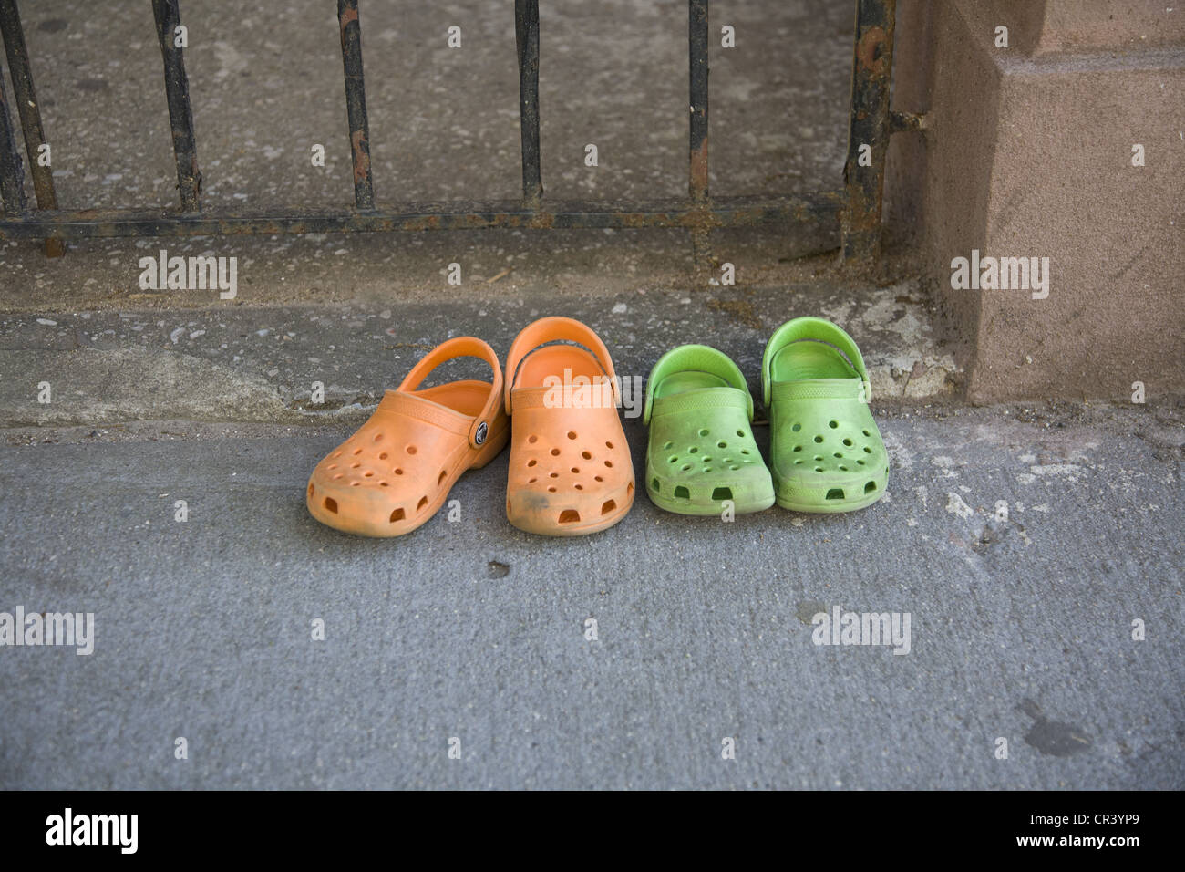 Schuhe ausgelassen zu geben Weg an wen sie in einer Wohnstraße in Park Slope, Brooklyn, NY will. Stockfoto
