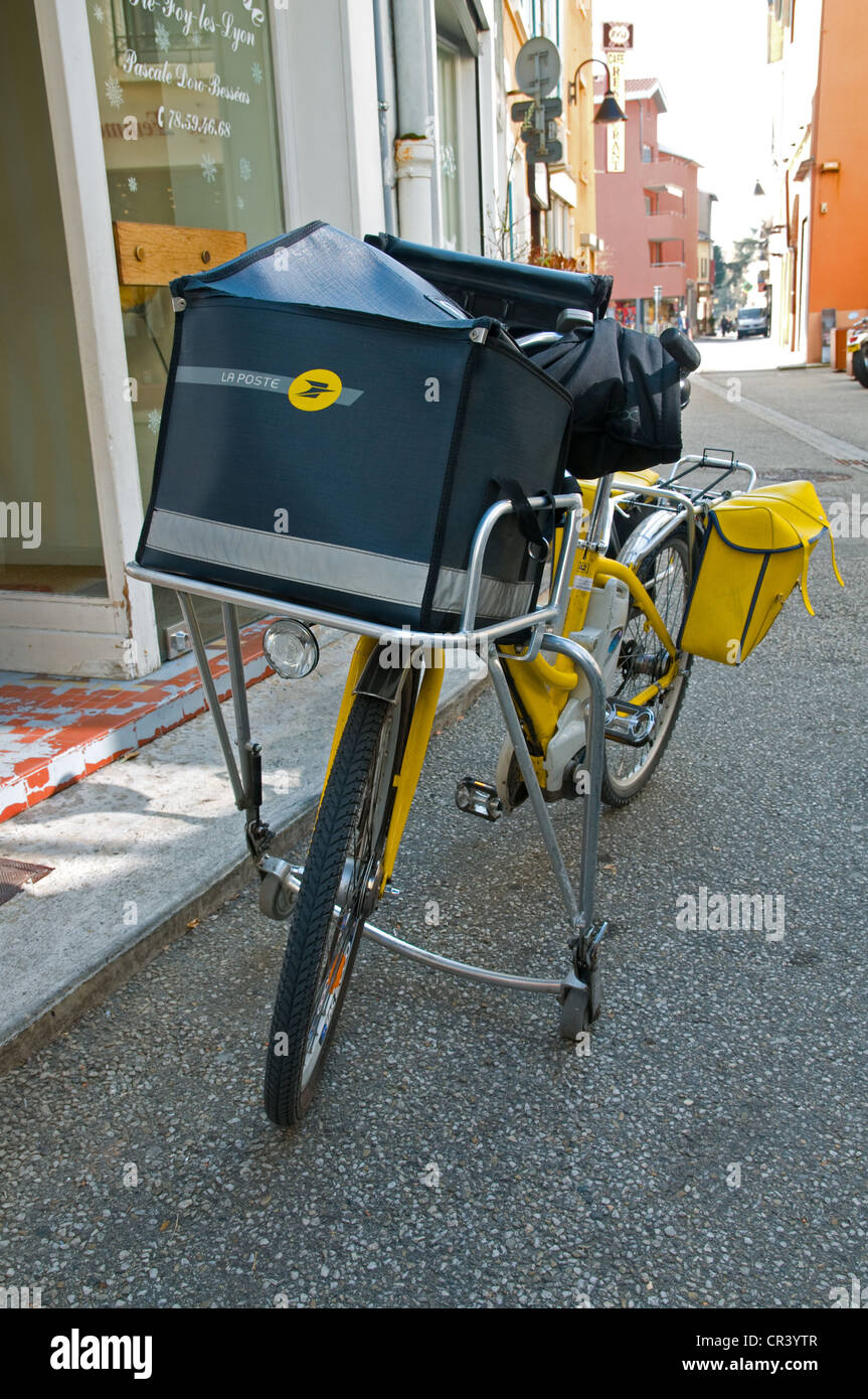 La Poste gelb Fahrrad Zustellung in der Grand Rue Sainte Foy Les Lyon Frankreich Stockfoto