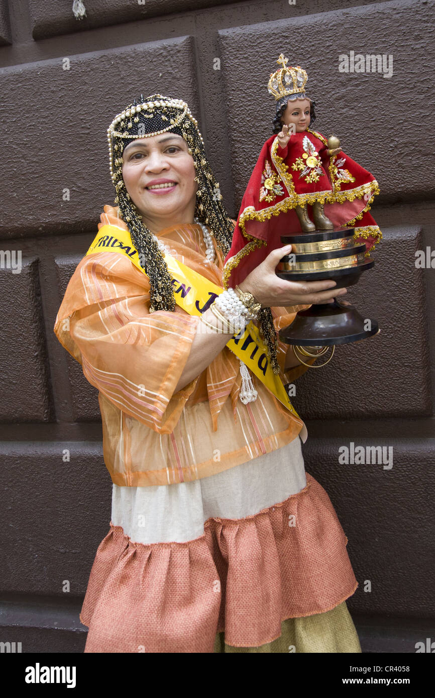 Religiöse Frau mit dem göttlichen Kind Jesus bei der Filipino-Parade in New York City. Stockfoto