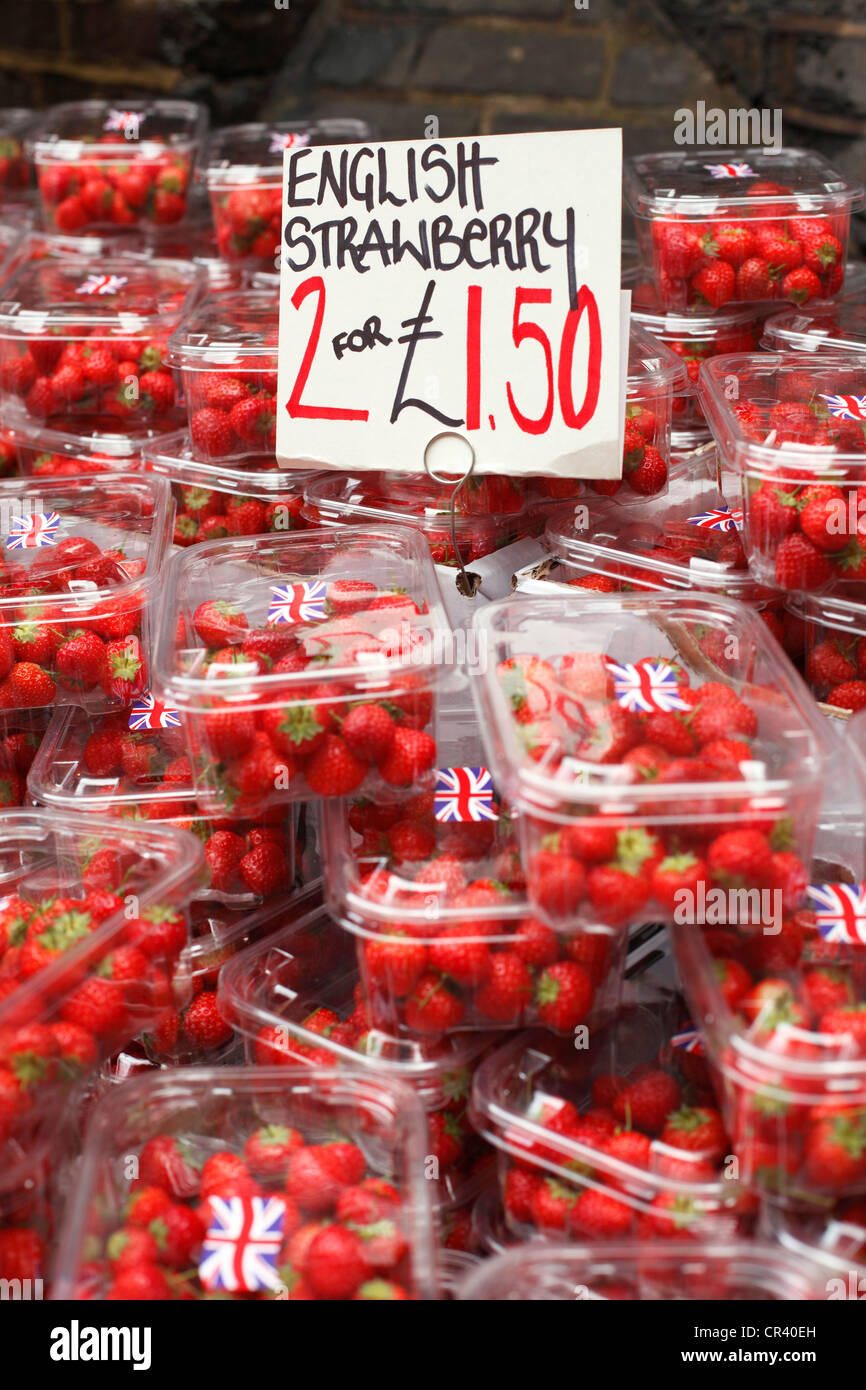 Englische Erdbeeren für den Verkauf auf einem Stand am Borough Market, Southwark, London. Stockfoto