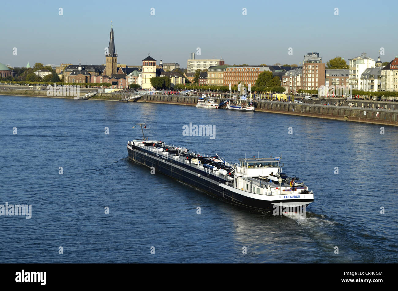 Schifffahrt auf dem Rhein, Frachtschiff, historische Stadt an der Rückseite, Düsseldorf, Rheinland, Nordrhein-Westfalen, Deutschland, Europa Stockfoto