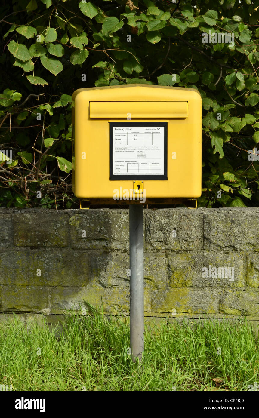 Gelber Briefkasten Deutsche Post, Deutsche Post, tägliche Abholung zwischen  Dorsten und Gelsenkirchen, Ruhrgebiet Stockfotografie - Alamy