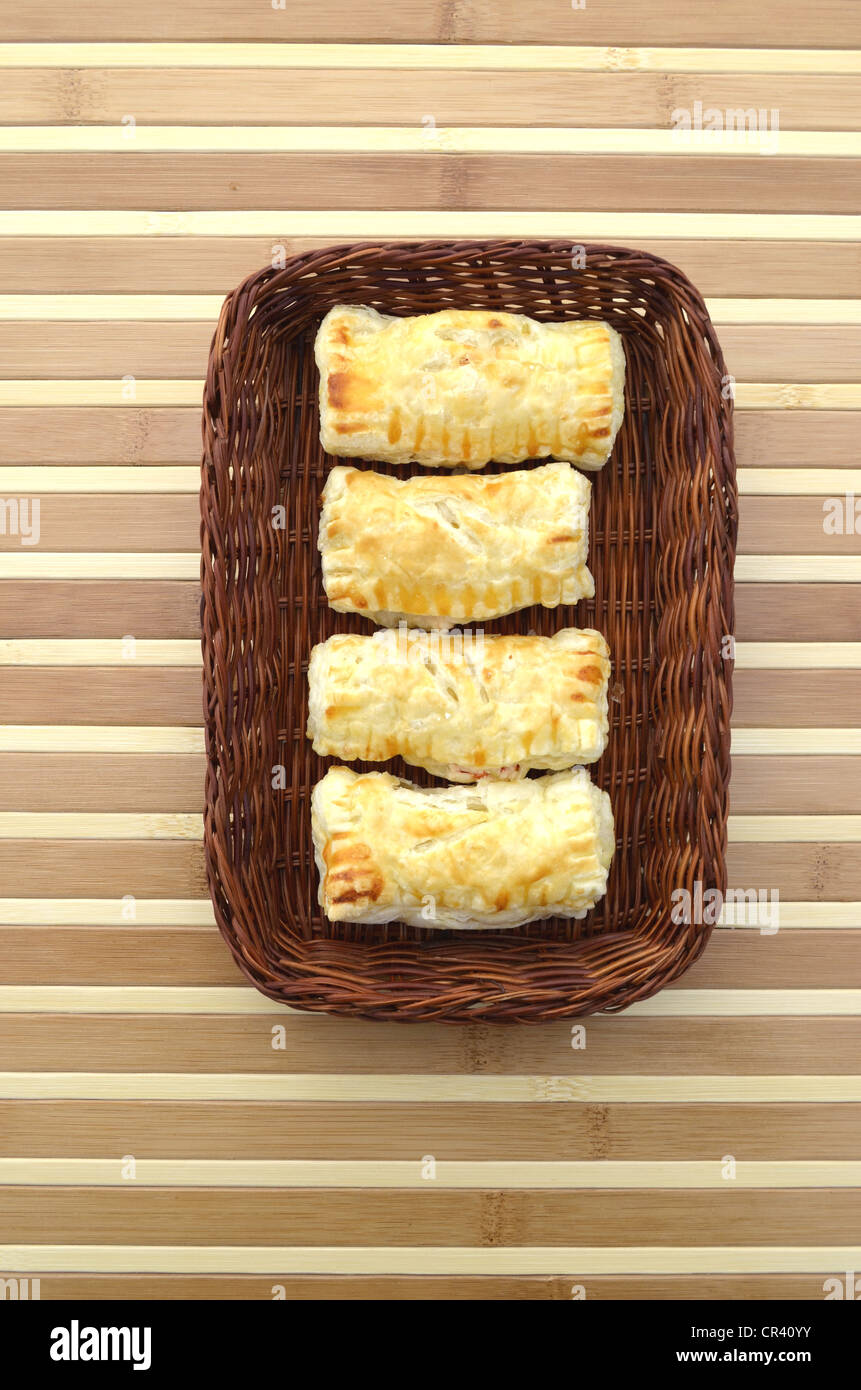 Hausgemachtes Gebäck, gefüllt Blätterteig in einen Frühstückskorb Stockfoto
