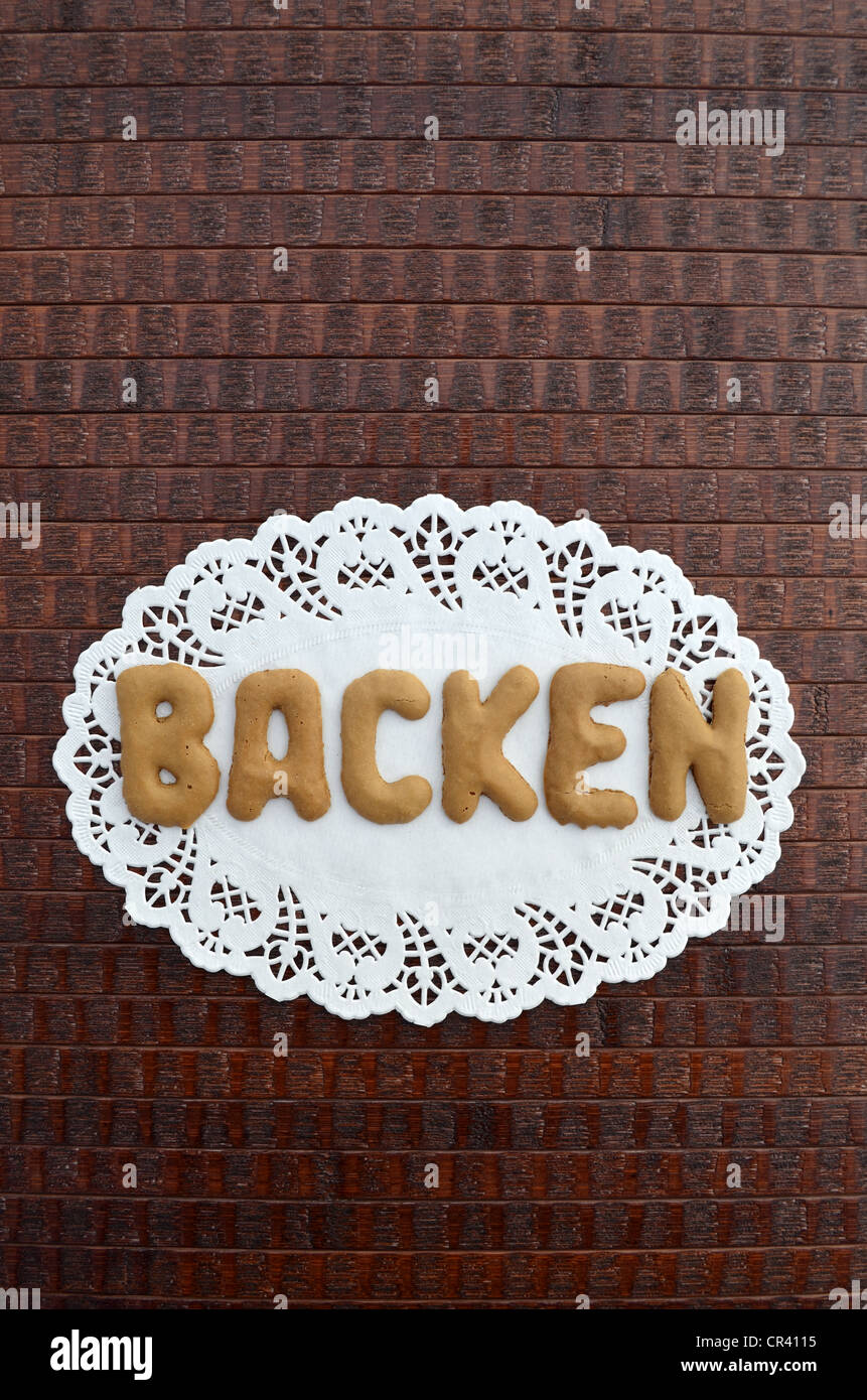 Backen Sie, Deutsch für Backen, mit Alphabet Kekse auf ein Papier Deckchen geschrieben Stockfoto