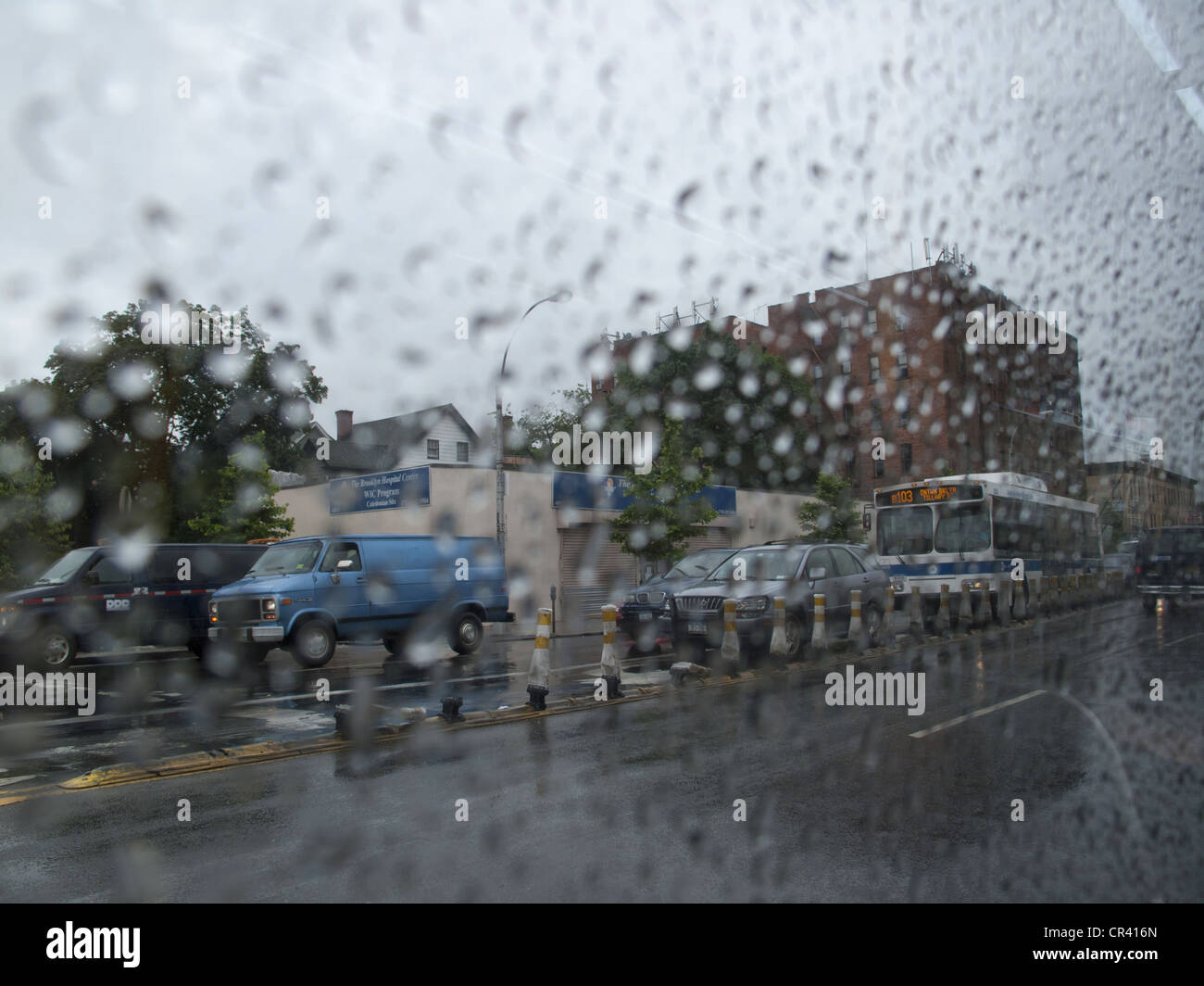 Suchen Sie einen Busfenster auf Coney Island Ave an einem regnerischen Tag in Brooklyn, New York Stockfoto