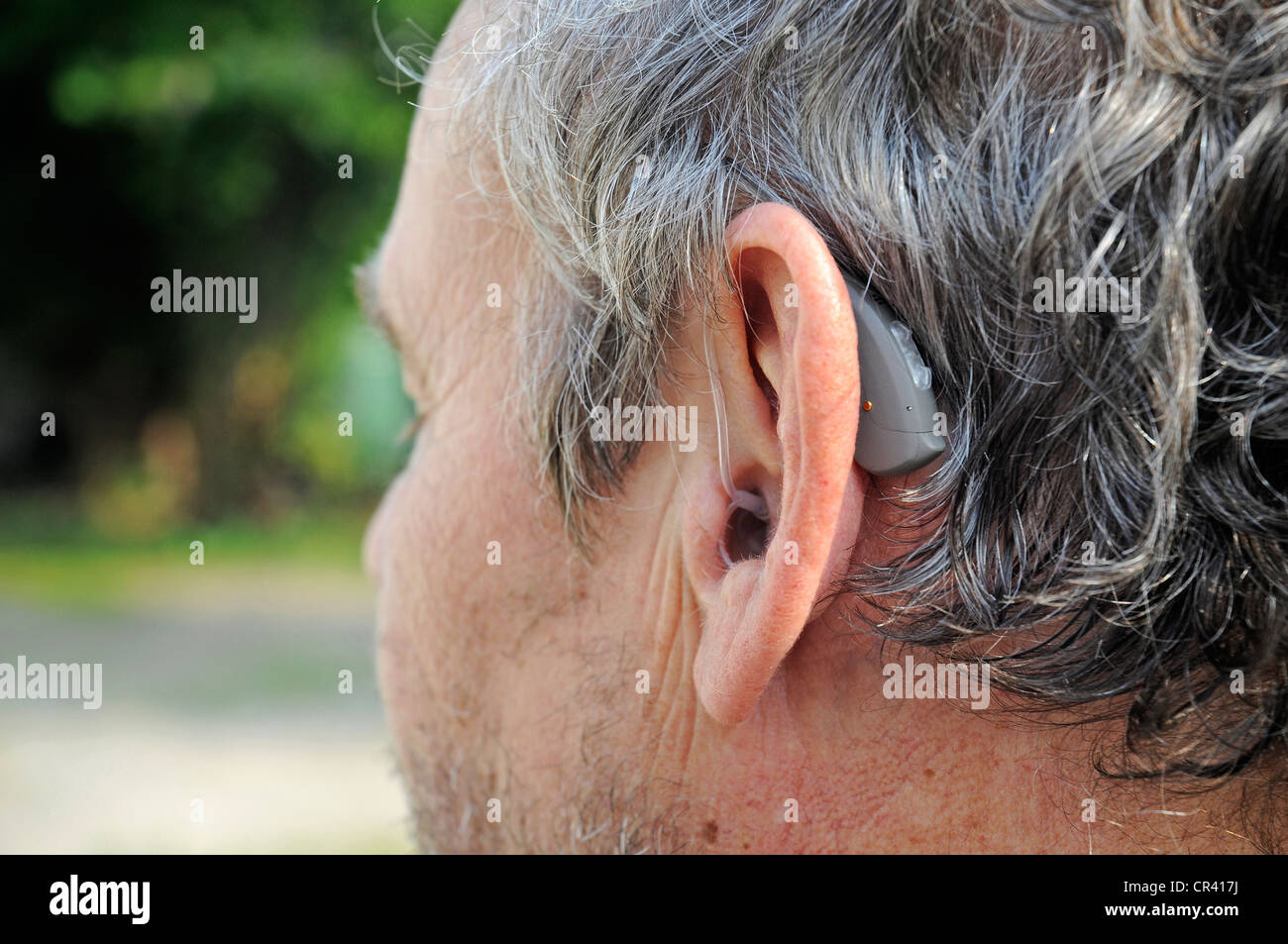 Hörgerät hinter dem Ohr eines Mannes, 65-70 Jahre, Schwerhörigkeit Stockfoto