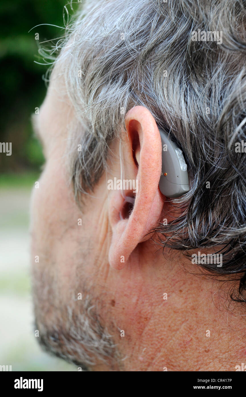Hörgerät hinter dem Ohr eines Mannes, 65-70 Jahre, Schwerhörigkeit Stockfoto