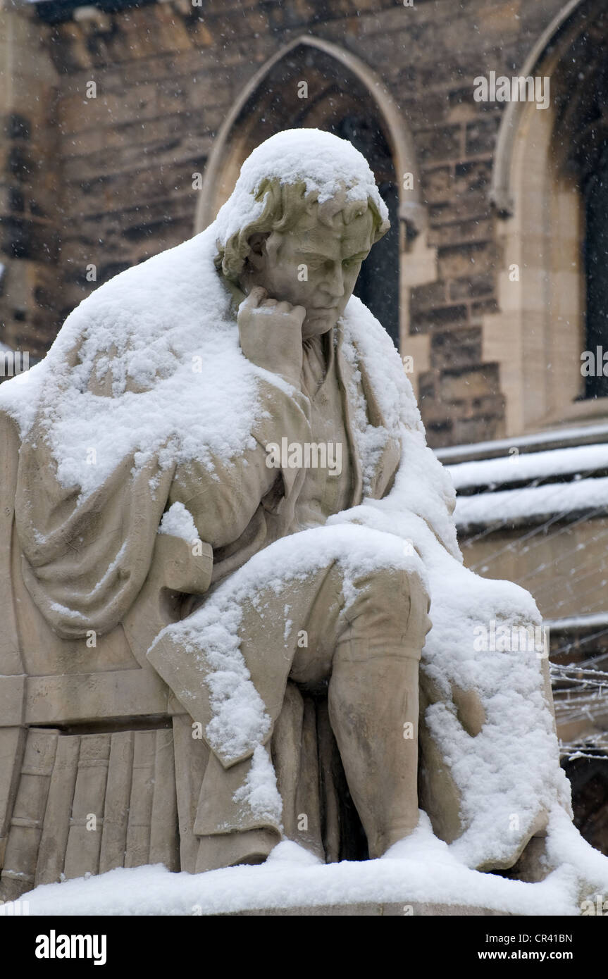 Schnee bedeckte Statue von Dr. Johnson in der Market Square Lichfield vor seinem Haus Stockfoto