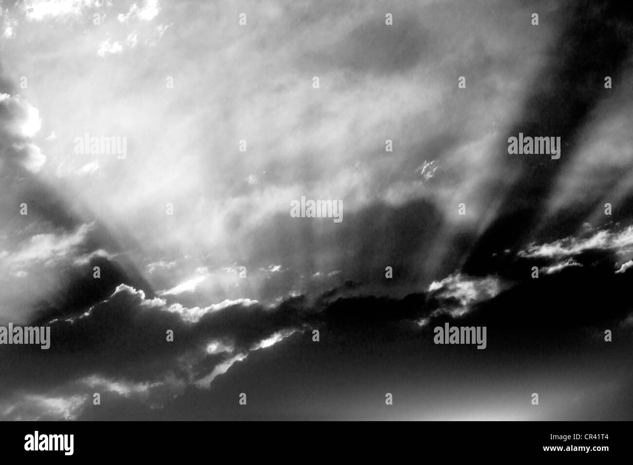 Fernen Waldbrände und starkem Wind schaffen ungewöhnliche Wolkenformationen bei Sonnenuntergang in Colorado, USA Stockfoto