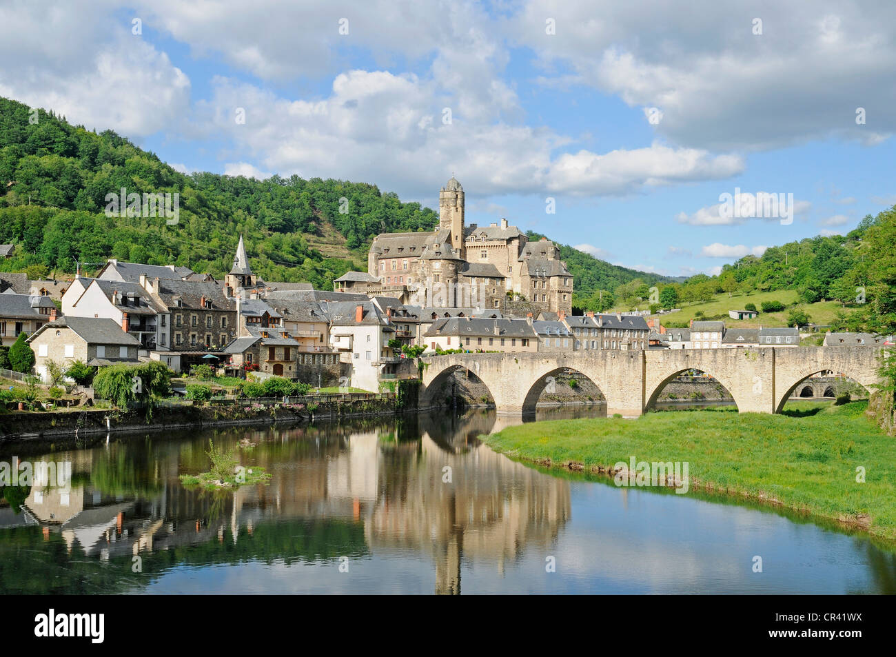 Pont Sur le Lot zu überbrücken, Fluss Lot, Schloss, Burg, Reflexion, Via Podiensis oder Chemin de St-Jacques oder französischen Pilgerweg des Heiligen Jakobus Stockfoto