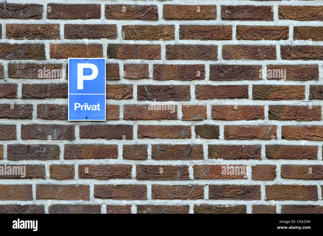 Privater Parkplatz Schild an Wand Stockfoto