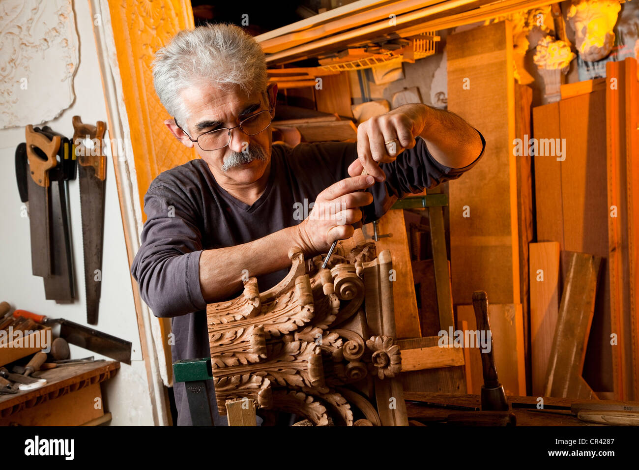 Frankreich, Paris, Vincent Mouchez Holz Bildhauer Handwerker Stockfoto