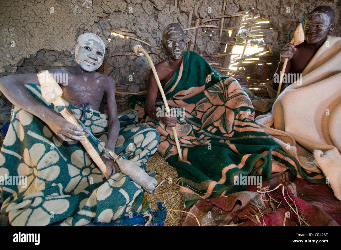 Xhosa jungen verschmiert mit Ton während der traditionellen Beschneidung Zeremonie, Wild Coast, Eastern Cape, Südafrika, Afrika Stockfoto