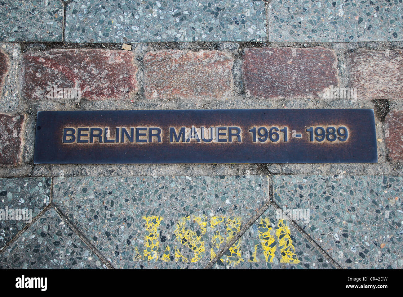 Gedenktafel für die Berliner Mauer, Berliner Mauer 1961-1989, in den Boden entlang des Weges, Deutschland Stockfoto