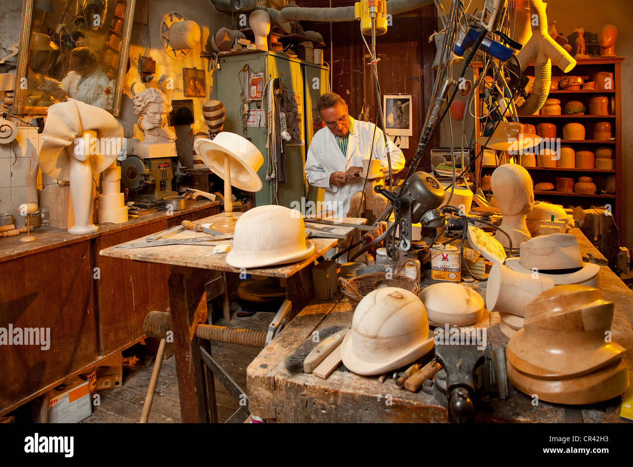 Frankreich, Paris, La Forme Workshop, Lucie Re Handwerk spezialisiert, auf, von Blöcken für Hüte Stockfoto