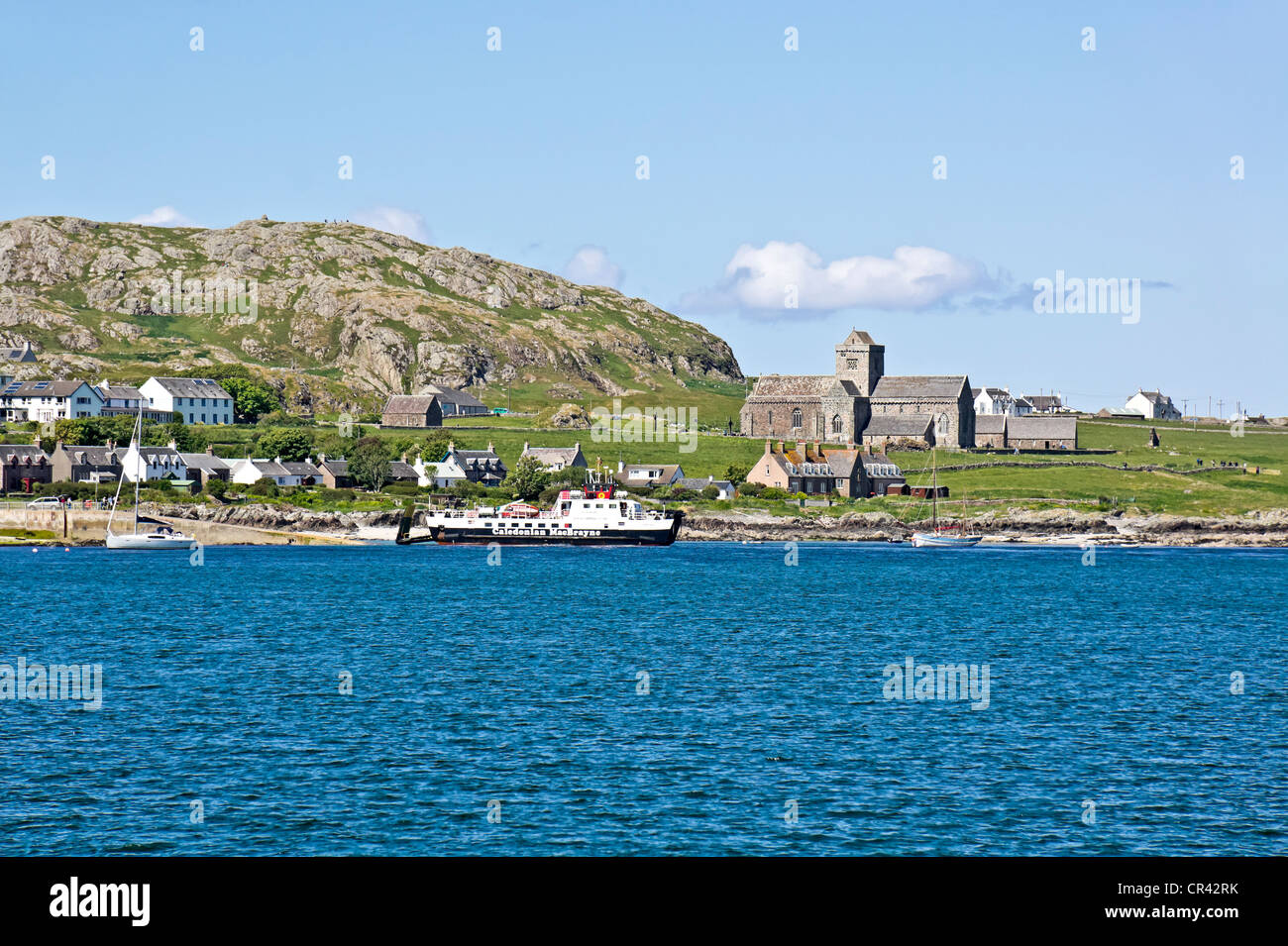 Historisches Schottland besaß Iona Abbey in Baile Mor auf Insel Iona aus Mull in West-Schottland mit Fähre Loch Buie am pier Stockfoto