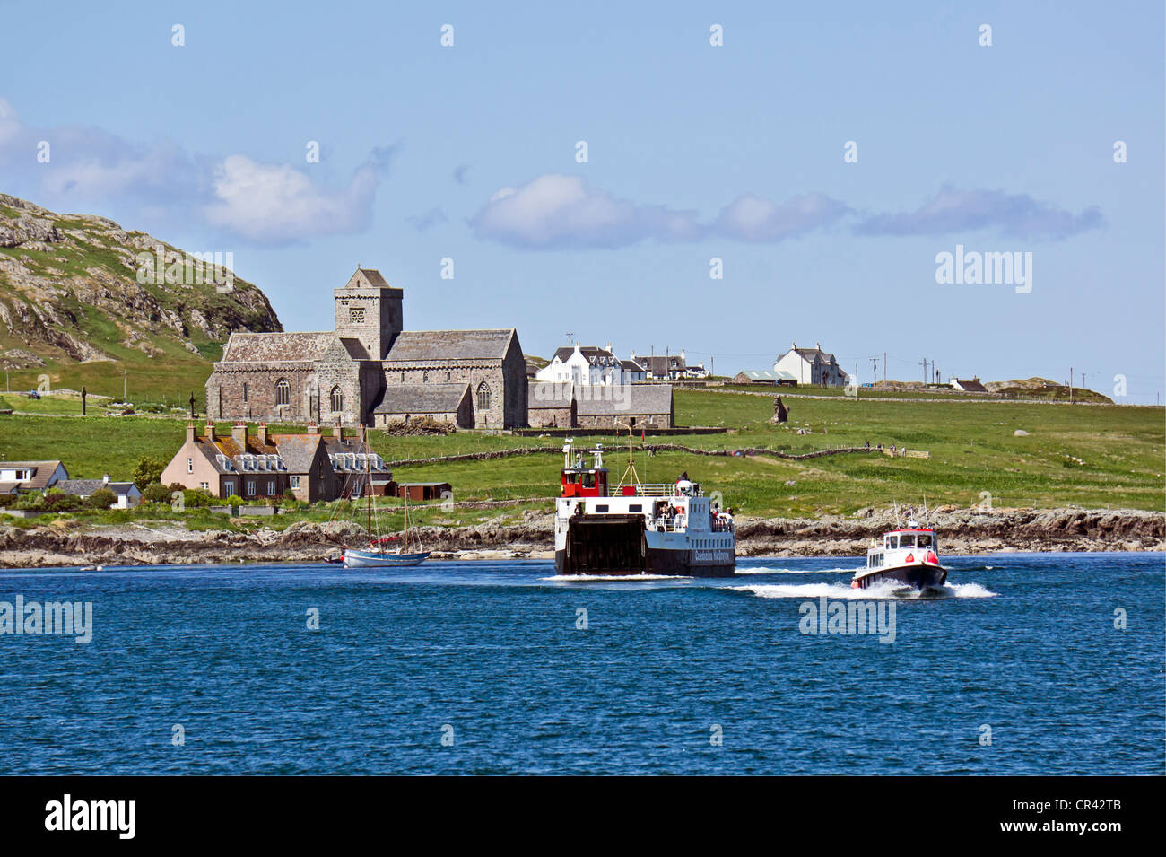 Historisches Schottland besaß Iona Abbey in Baile Mor auf Iona in West-Schottland mit Calmac Ferry Loch Buie Überschrift für Fionnphort Mull Stockfoto