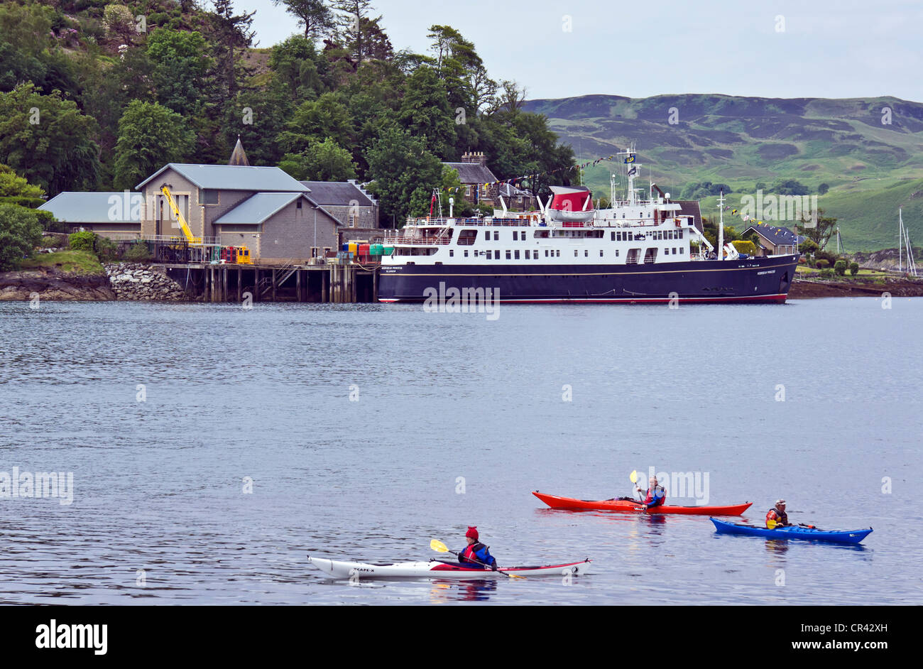 Kreuzfahrtschiff, die Hebridean Princess an der Northern Lighthouse Board Basis in Oban im westlichen Schottland mit Kajaks auf der Vorderseite festgemacht Stockfoto