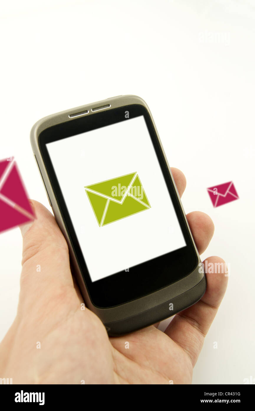 Mann auf Smartphone e-Mails abrufen. Fliegende Umschläge Zusammensetzung Stockfoto