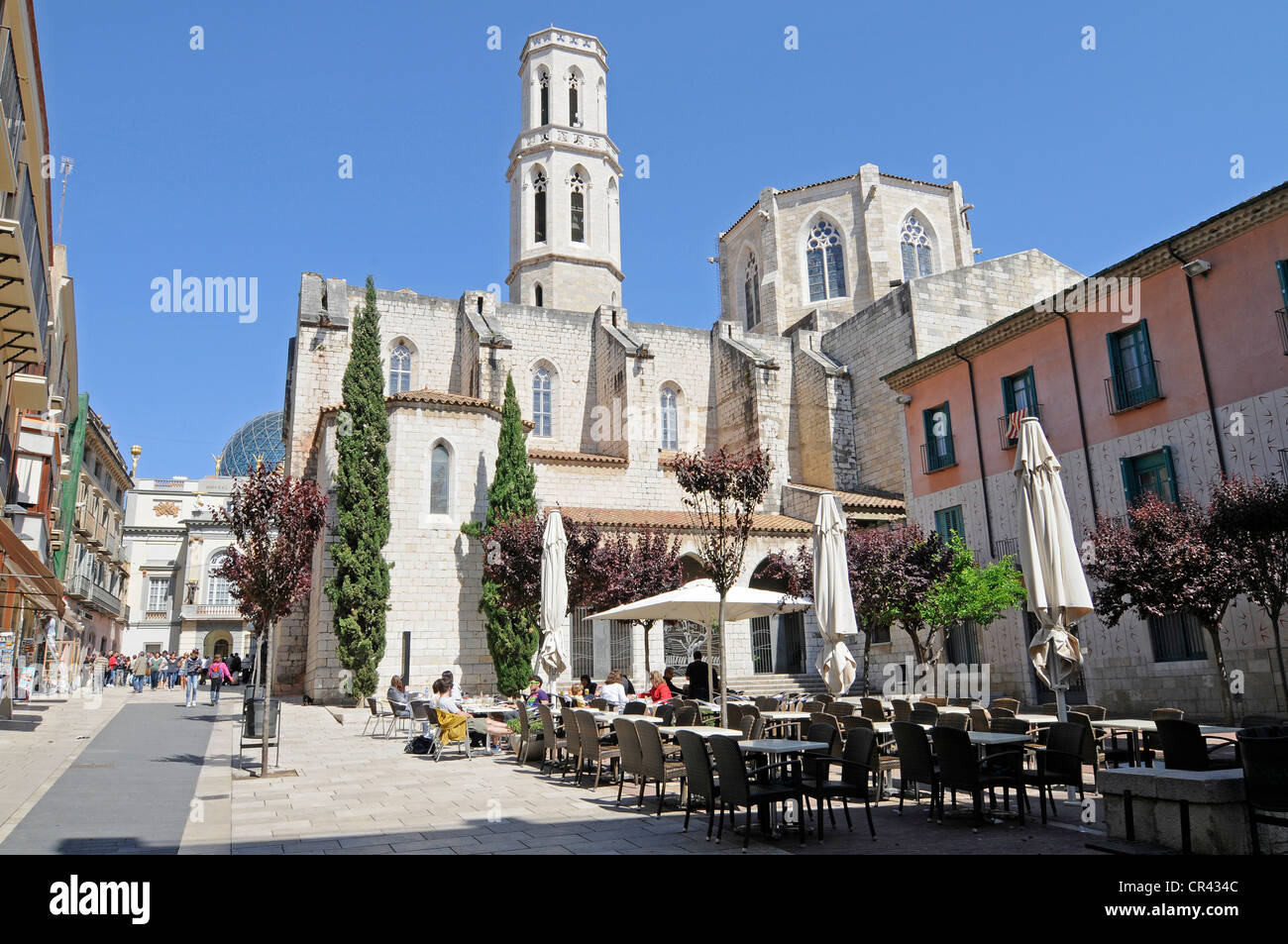 Kirche St. Peter, Street Cafe, Placa de L'Església, Altstadt, Figueres, Costa Brava, Katalonien, Spanien, Europa Stockfoto