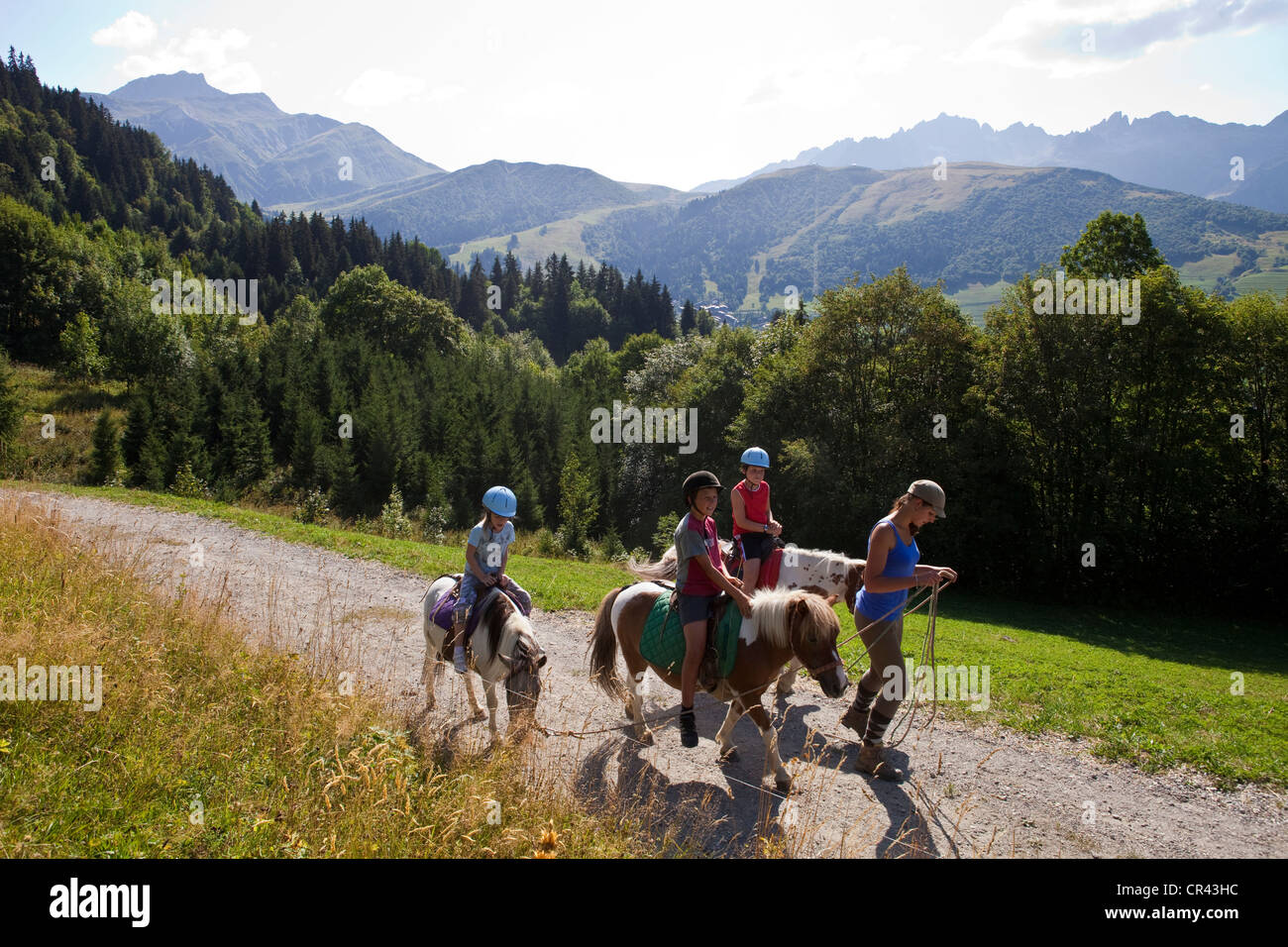 Frankreich, Savoyen, Valmorel, Pony-reiten im Plan Parc (1430 m) Stockfoto