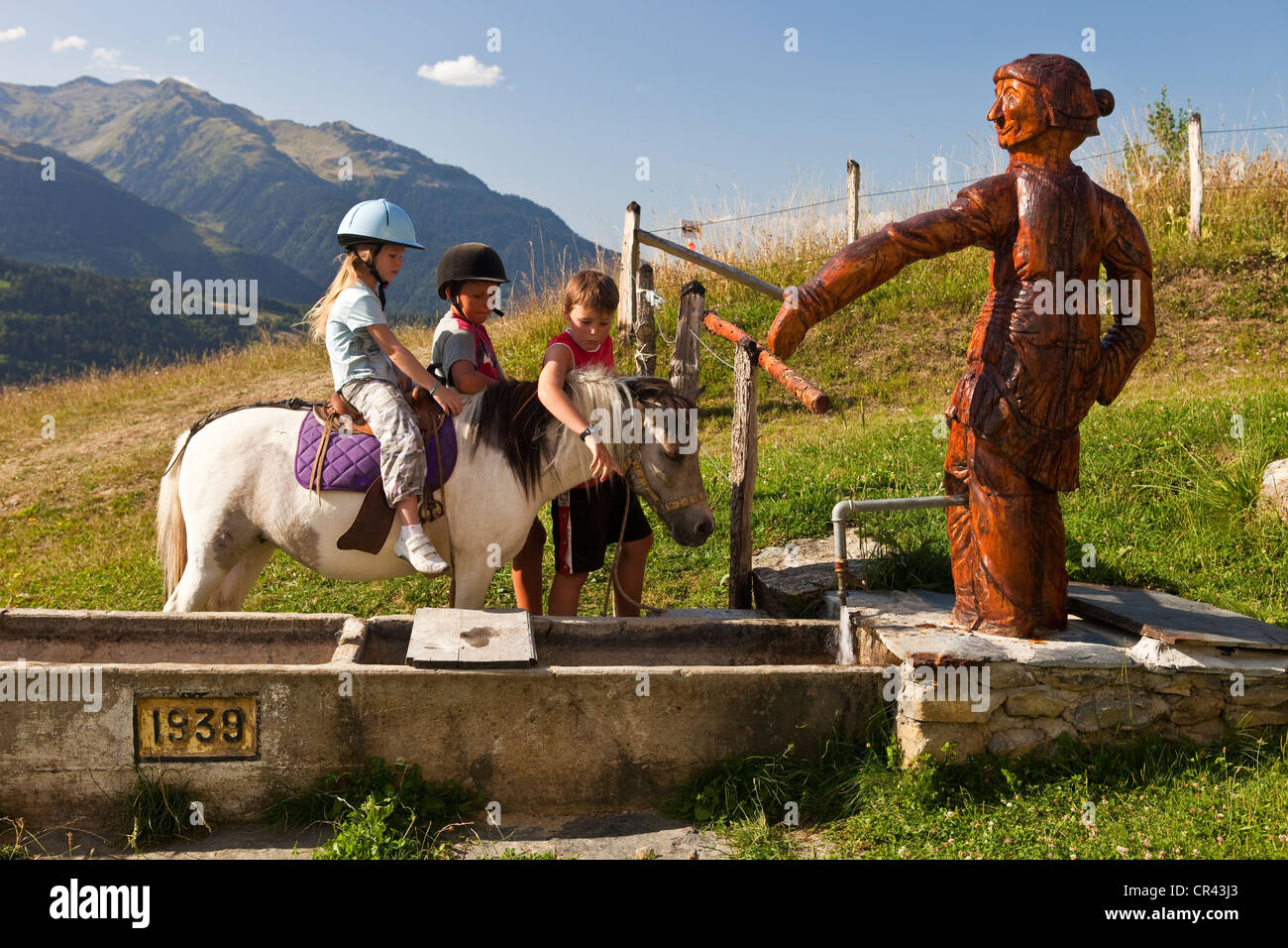 Frankreich, Savoyen, Valmorel, Pony-reiten im Plan Parc (1430m) Stockfoto