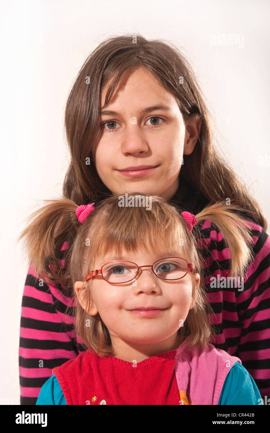 Schwestern, 5 und 13 Jahre alten Mädchen Stockfoto