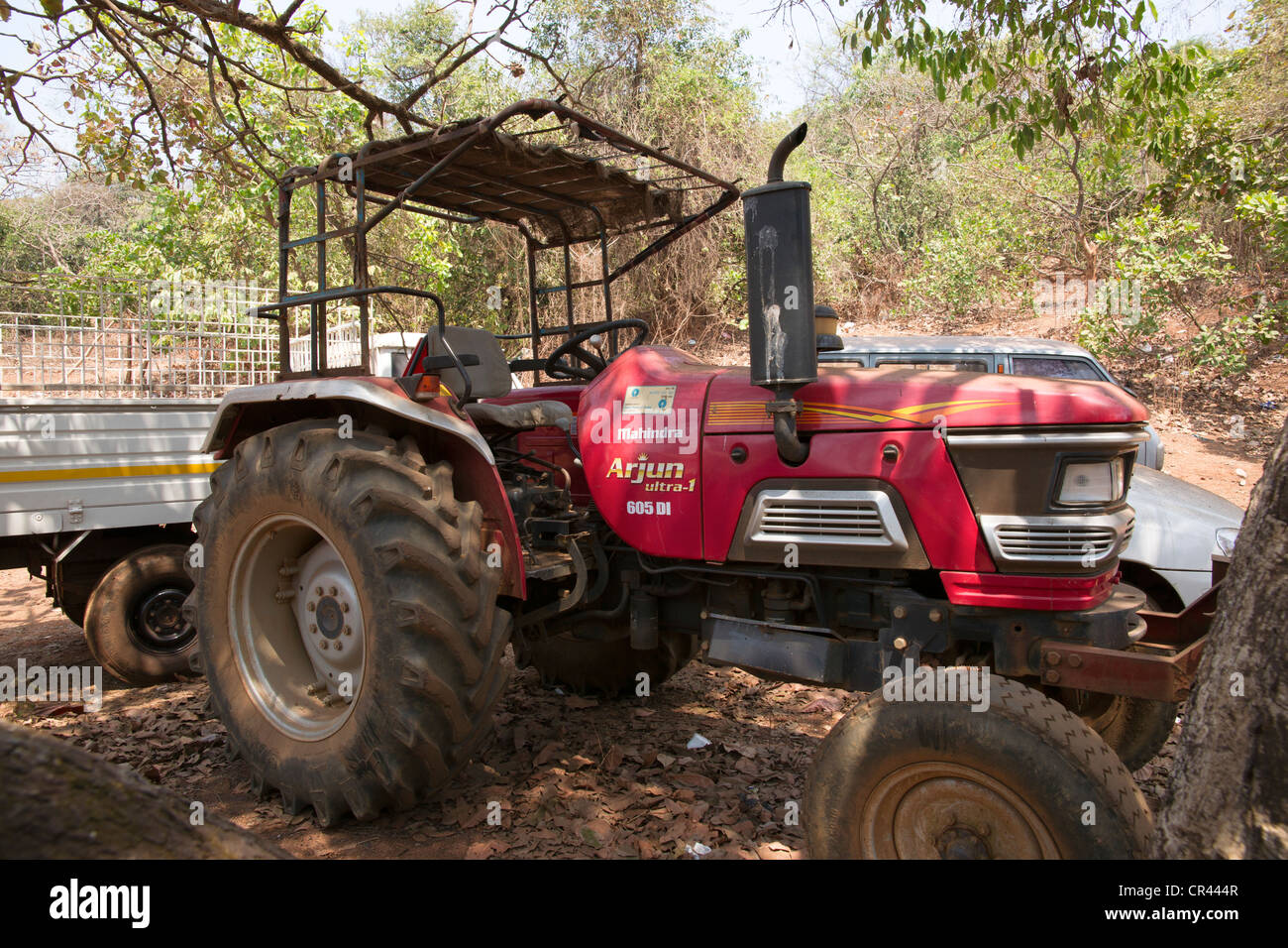 Mahindra Arjun Traktor geparkt im Schatten eines Baumes in Arpora, Goa. Stockfoto