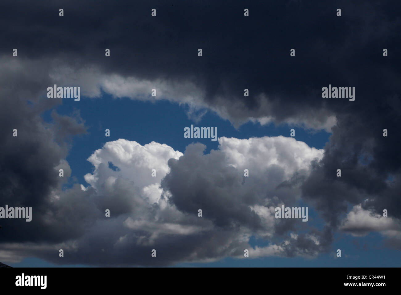 Cumulus-Wolken umsäumt mit Regen droht Wolkenbildung in den Himmel. Stockfoto