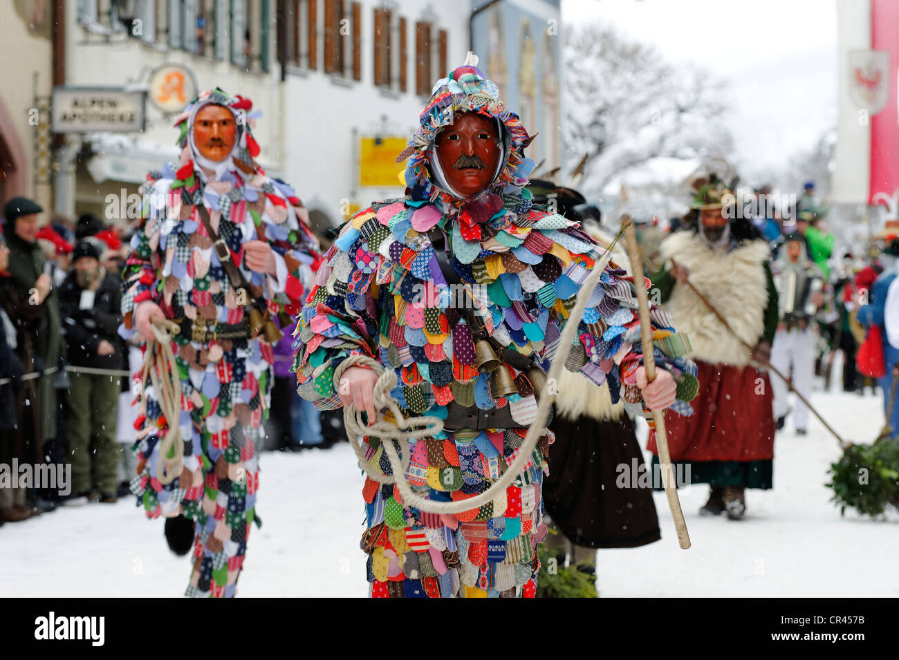 Männer, gekleidet in traditionellen Karnevalskostüme Karnevalsumzug,  Maschkera, Mittenwald, Werdenfelser Land, Oberbayern Stockfotografie - Alamy