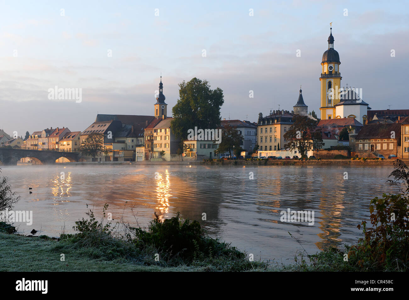 Ufer des Mains mit der katholischen Kirche St. Johannes, Kitzingen, Unterfranken, Franken, Bayern, Deutschland, Europa Stockfoto