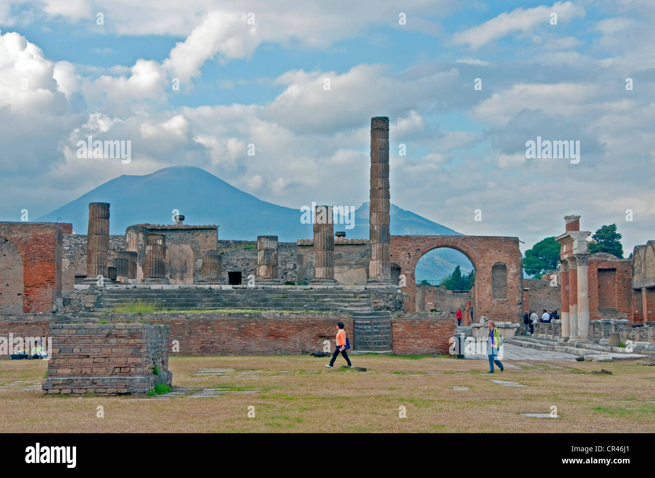 Italien: Antike römische Stadt Pompeji aus dem Forum mit Blick auf Jupiter-Tempel und den Vesuv Stockfoto