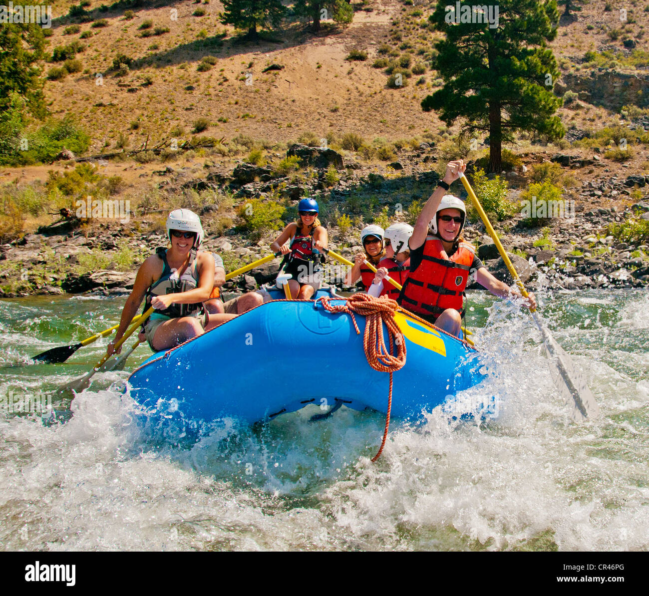 Frauen, die Middle Fork des Salmon River-Rafting an einem schönen Sommertag, Idaho Stockfoto