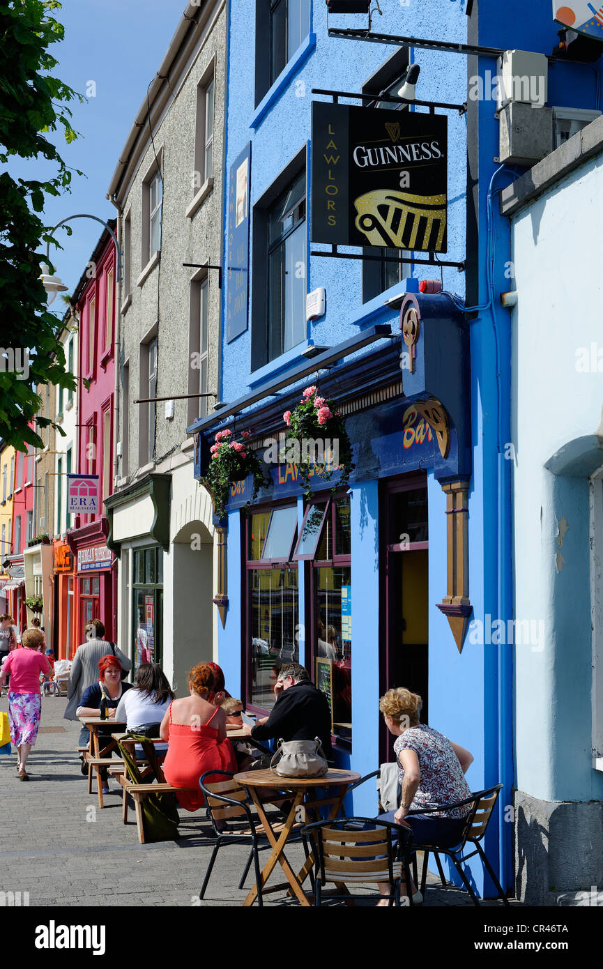 Tische und Stühle im Freien ein Pub, Listowel, County Kerry, Irland, Europa Stockfoto